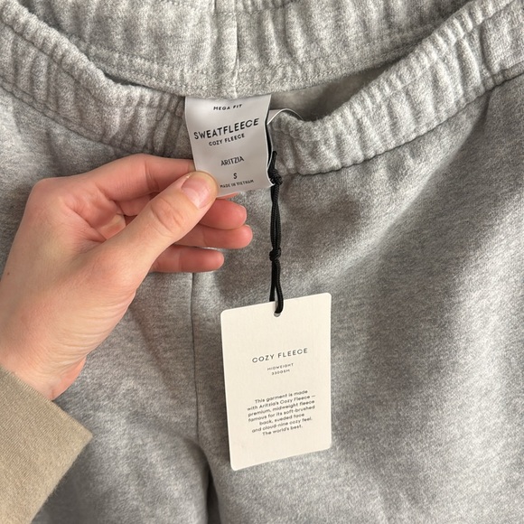 Aritzia Mega Fleece Sweatpants - Picture 2 of 9